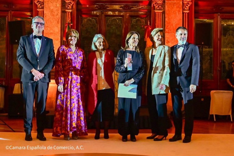 El legado de Don Lorenzo Servitje es reconocido con el Vasco de Quiroga en la Gala 2025 de la CAMESCOM